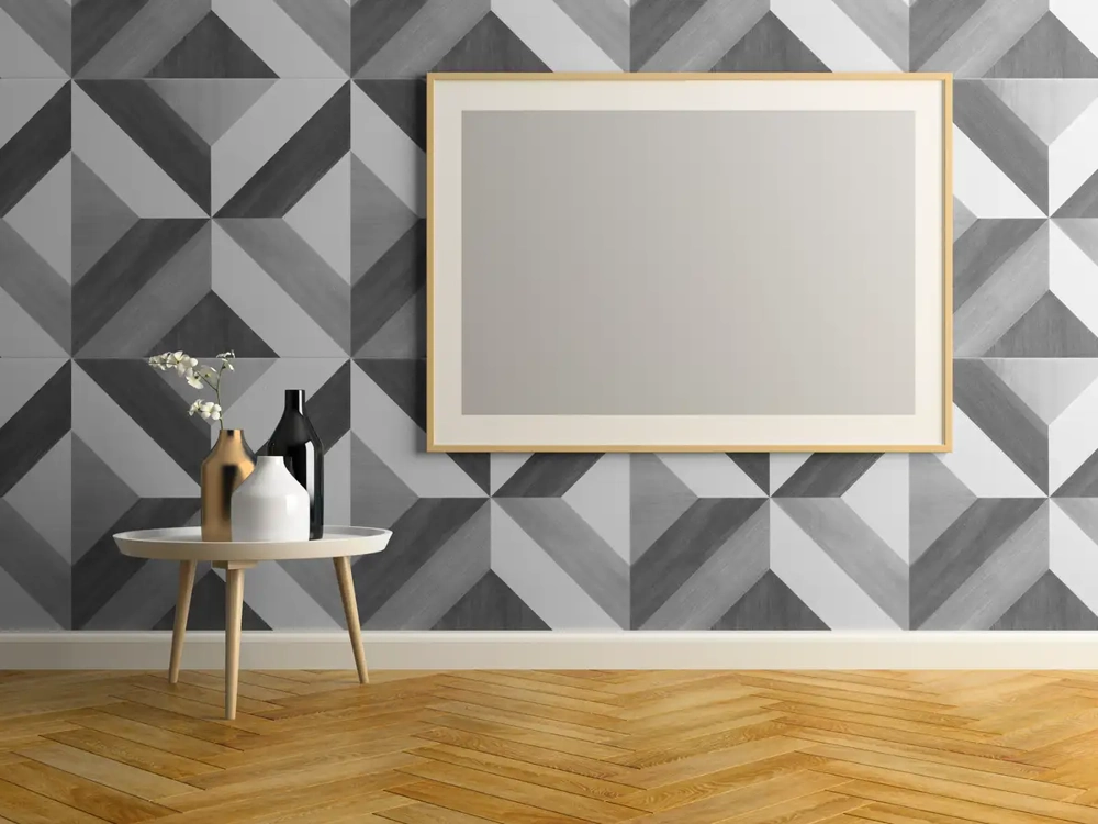 Moderner Wohnraum mit geometrischer Wandverkleidung, Tisch mit Vasen und Parkettboden – Tapezieren